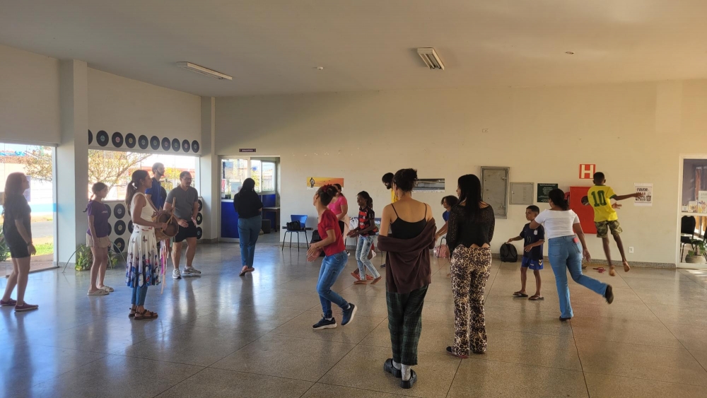 Jogo pedagógico misturando música e dança. (Foto: Caio Salomão)